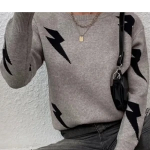 Stickad tröja - Säljer denna jätte fina stockholms stil sticjade tröja. Aldrig använd och är i jätte bra skick💕 Skriv vid intresse, pris kan diskutera💕💕