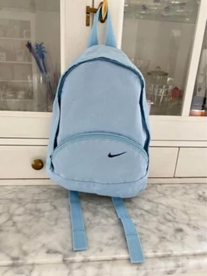 Nike Ryggdäck FRI FRAKT  - Liten ryggsäck för små barn. 30 cm lång  Fint skick 