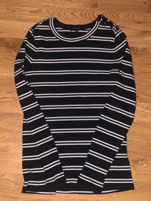 Långärmad tröja - Långärmad svart och vit randig tröja ifrån Massimo dutti i mysigt material  Bara använd 1 gång och är som ny❤️