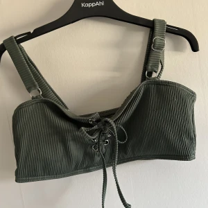 Grön bikinitopp - Grön bikinitopp från asos liten i strl