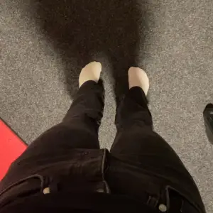 Säljer mina skit snygga boot flare jeans! Dom är använda ett fåtal gånger så de är i nyskick skulle jag säga🥰 storleken är (size27 length 32) men jag har 38 i vanligafall och de sitter bra på mig, skulle eventuellt passa 36 också❤️