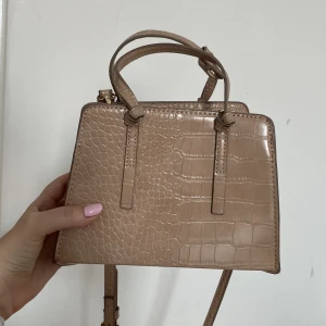 Väska - Liten handväska från mango, använd fåtal gånger 