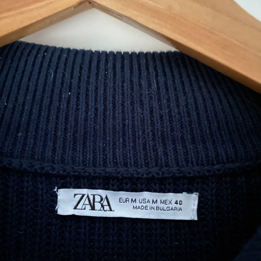 Säljer denna rätt så populära Half zip stickade tröjan från Zara. Använd ett par gånger men tagit hand om den. . Stickat.