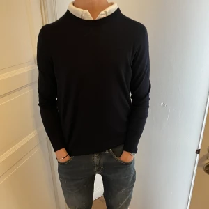 Uniqlo Pullover - Tja, säljer denna mörkblå tröja från Uniqlo i fint skick! Killen på bilden brukar ha Small men denna sitter perfekt på honom, trots att det är storlek Large! Nypris 449kr. Hör av dig vid frågor eller fler bilder!🙌🏼