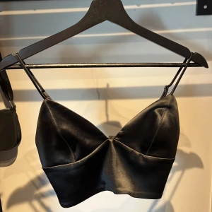 Topp svart och rosa - Två toppar från hm. Båda för 200kr eller 150kr styck 🥰