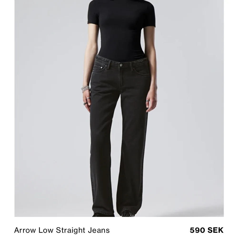 Säljer mina svarta low waist jeans från Weekday🩷Säljs pga att det inte kommer till användning längre och är lite för stora på mig. Sparsamt använda och inte alls många gånger använda😍Nypris: 590kr mitt pris 400kr priset går att diskutera😊Strolek: 25/34. Jeans & Byxor.