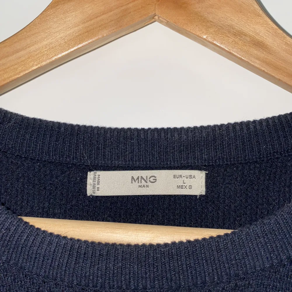 Säljer min mörkblå stickade tröja från Mango eftersom den aldrig används. Använd ett par gånger men sparsamt. Stickat.