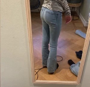 Skitnsygga bootcut jeans - Super fina blåa bootcut jeans. Sitter verkligen som en smäck och är super fina! De är lite trasiga längre ner och jag har även klippt av lite om ni vill se tydligare bild på det är det bara att kontakta mig ❤️