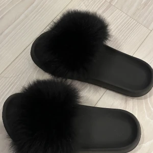 Pälstofflor, s.38 - Använt dessa ett par fåtal gånger, väldigt bra skick. Äkta päls! 