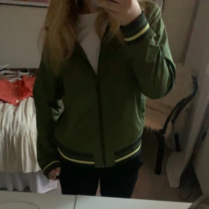 Nike jacka  - Säljer denna då den ej kommer till användning