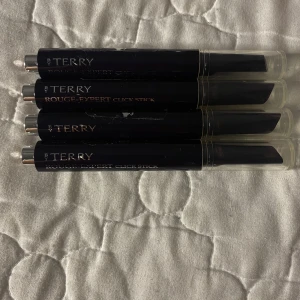 Läppenna By Terry - Helt nya läppennor från By Terry. Färgerna: 30-Latte, 28-nude och 21-wine. Ny pris ca. 300kr 1 för 80kr. Alla 4 för 200kr