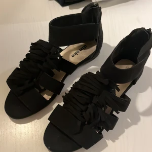 Svarta sandaler - Sandaler i nyskick