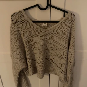 ”seethrough” stickad tröja  - Beige stickad tröja från Urban Outfitters i storlek S. Den är ”seethrough”, nypris är 700kr. Säljer den för 250kr🤎