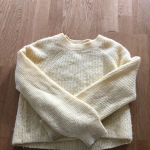 Stickad tröja - Säljer denna stickade tröja. Är bara använd några gånger så är i mycket  fint skick