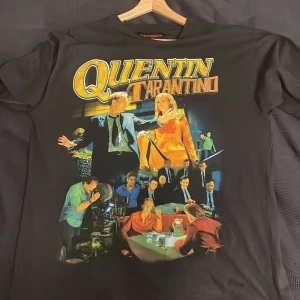Marino Morwood tee - Tarantino blowa upp 1992, innan vi alla va födda den här tröjan går genom tiderna Marino Morwood skapa heat med den här unika oversize piecen med alla favvo karaktärerna brb ska kolla om på pulp fiction
