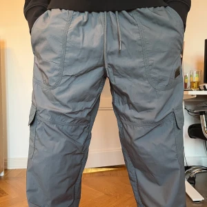 adidas cargo byxor - helt nya oanvända adidas cargo byxor.