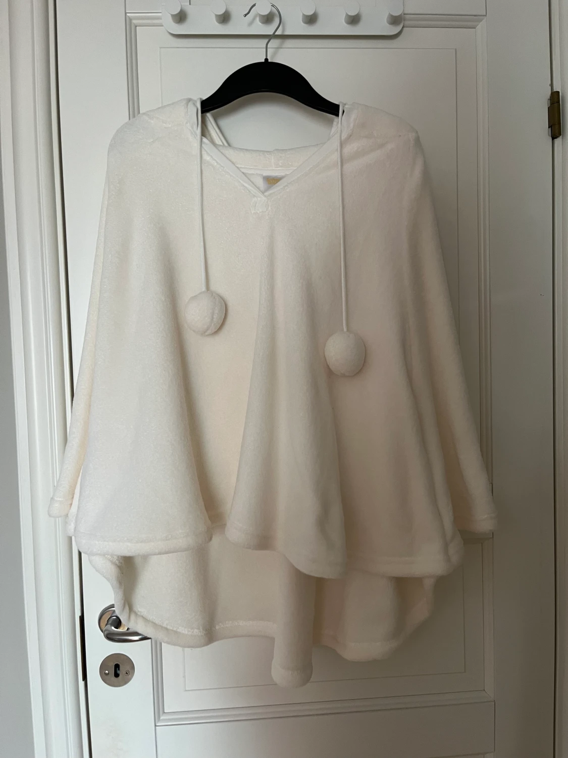 Vit mysig poncho med luva