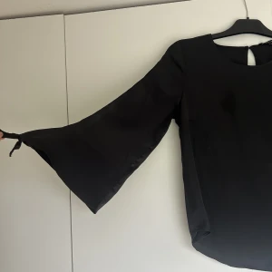 blus  - jättefin svart blus i lite glansigt material med öppna och vida armar. Kan absolut skicka bättre bilder på för den som vill ha.