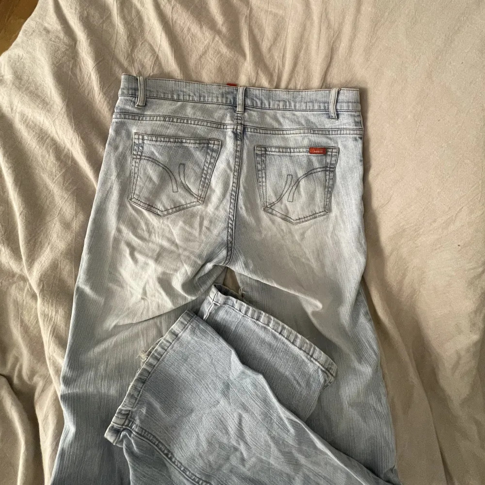 Säljer dessa jeans som inte längre kommer till användning, sitter ända ner på marken på mig som är 170cm, frakt tillkommer☺️. Jeans & Byxor.