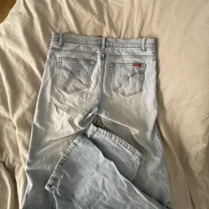 Bootcutjeans - Säljer dessa jeans som inte längre kommer till användning, sitter ända ner på marken på mig som är 170cm, frakt tillkommer☺️