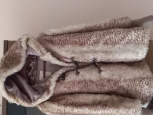 Fint päls str42/44 - Hej! Jätte fint Päls str42/44. Ljus brun med vit färg.Mobil 0793537427. Välkommen