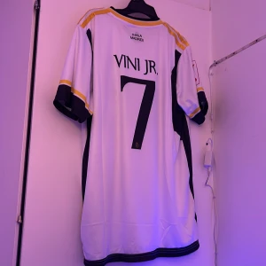 Real madrid t shirt - säljer nu min real madrid t-shirt. helt oanvänd, köpt utomlands. Pris kan diskuteras!