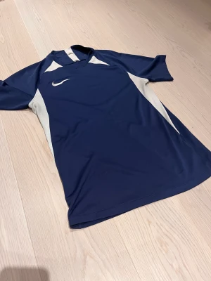 Nike T-shirt  - Tränings T-shirt från Nike knappt använd i storlek M