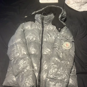 Moncler vinterjacka  - Hej, säljer min gammla moncler vinterjacka. Köpte den från vestaire och sedan använde jag den två vintrar så den är ungefär 7/10 i skicket, säljer den billigt då den inte passar mig längre! S/M