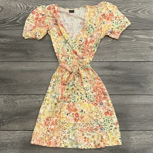 Gina Tricot klänning - En jättesöt blommig kläning från ginatricot. hör av dig om du vill ha fler bilder eller om du har några funderingar💝köpt för 499kr, tror ej att den finns att köpa i butik längre 