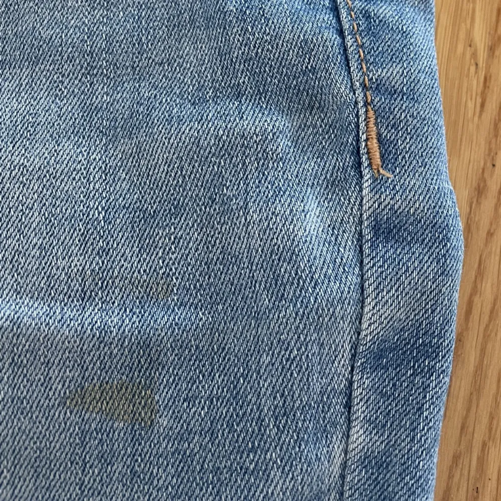Säljer dem här bootcut jeansen. Dom är i fint skick förutom att de är en liten fläck som inte går bort i tvätten men den är inte alls så synlig(sista bilden).. Jeans & Byxor.