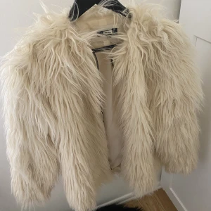 Pälsjacka - Från bikbok storlek L