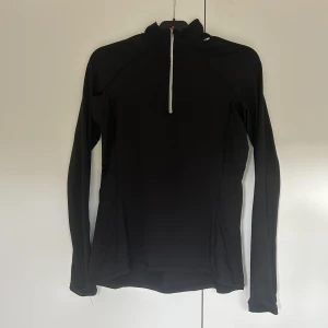 Tränings tröja  - En lite tjockare men ändå tunn träningströja med hål för tummarna 