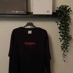 Marcelo Burlon  - Säljer nu min Marcelo burlon tröja. Har aldrig använt den så den är i nyskick. Då de inte var min stil. Aldrig ens tvättad, har endast testat. Skriv till mig om ni har frågor!  Inköpt från farfetch för 2400. 