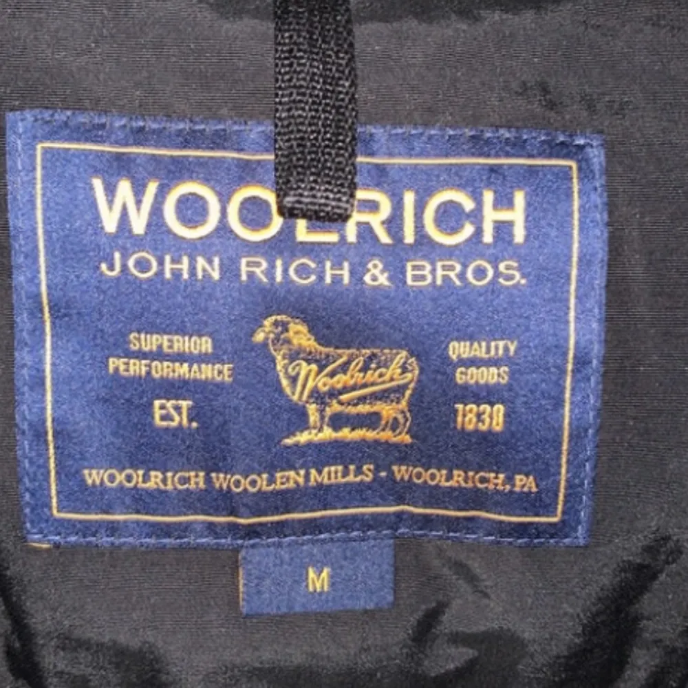 Jag säljer min Woolrich jacka i storlek M. Har även en i storlek S! Den är endast använd en HALV vinter. Nästan helt ny! Skicka iväg ett sms på 0704888342 för mer info och ifall du är intresserad. Kan tänka mig att gå ner i pris för snabb affär!. Jackor.