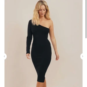 One-shoulder klänning - One-shoulder klänning från Chiquelle! Använd en gång! Storlek M/L men skulle säga att den även passar mindre storlekar (den är väldigt stretchig) nypris är 700kr men säljer för 150kr 