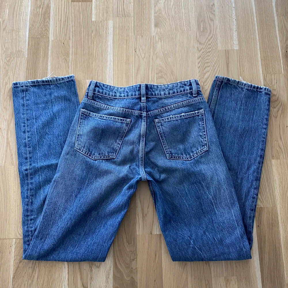 säljer zara jeans i jättebra skick🥰. Jeans & Byxor.