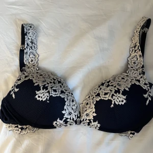 Intimissimi bh - Oanvänd intimissimi push up-bh i storlek 85C, skriv för fler bilder. säljer då den är förstor runt om, nypris 629kr. Färgen är i mörkblå❤️ bhn är i nyskick då den bara är använd 1 gång, 
