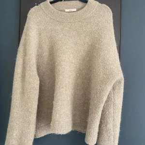 Stickad tröja  - Super varm och perfekt till hösten. Kommer inte längre till användning oss mig💓💓300kr+frakt 