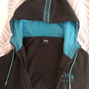 Hugo boss - Äkta Hugo boss , finns Qr kod ifall ni vill se 😇 drag kedjan e av men de bara o sätta en ny så e den som ny