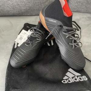 Adidas Predator Fotbollsskor - Ett par helt oanvända adidas predator i storlek 42. Säljs pga att de inte används. Påsen är inkluderad. Pris kan diskuteras!