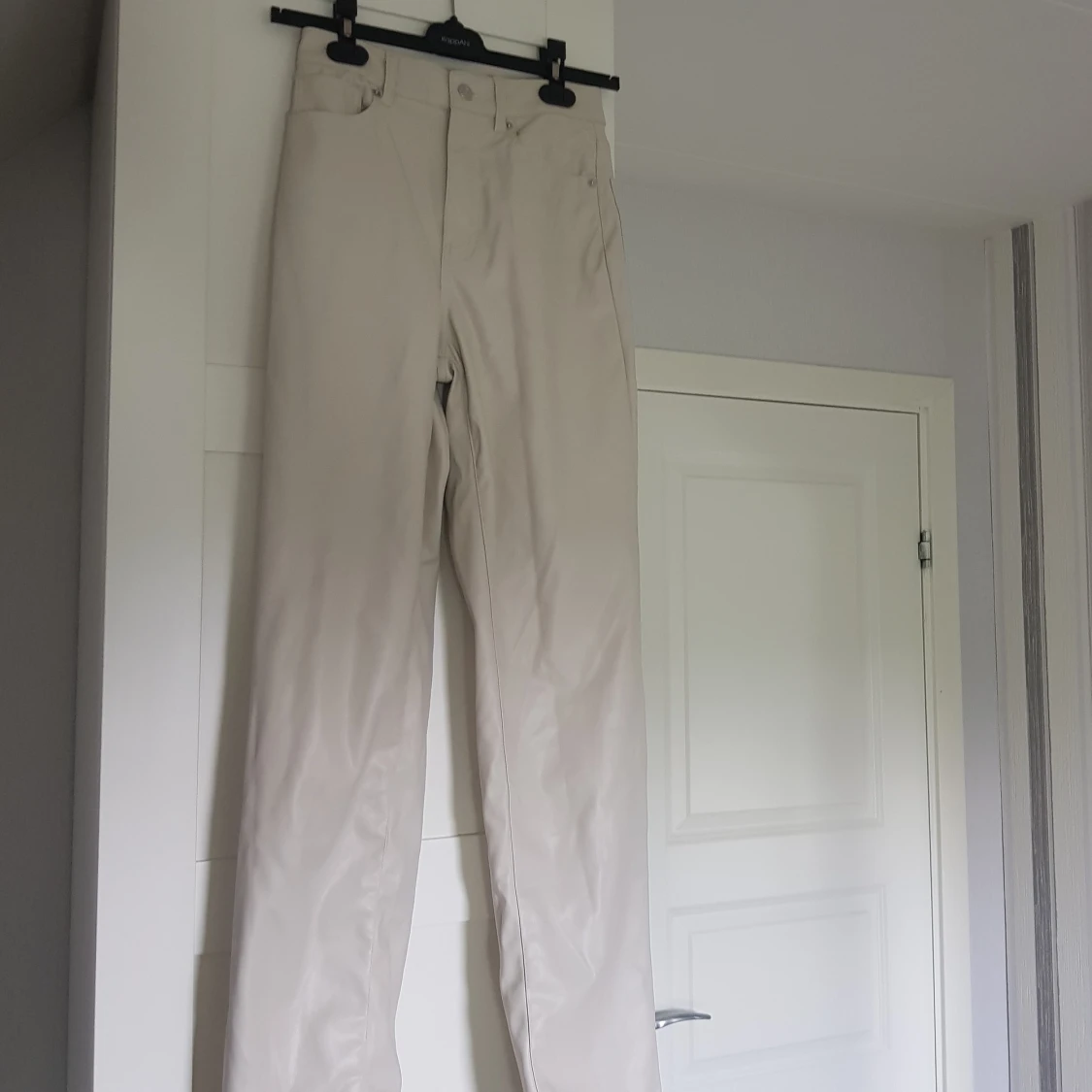 Jeans i läderimmitation - 91