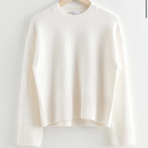 Stickad tröja med breda ärmar  - Säljer min tröja från & Other stories i färgen vit. Tröjan är använd några enstaka gånger och ordinarie pris är 490kr