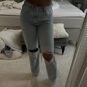 Har två par av dessa därav väljer jag att sälja ett par va dessa jeans. Använd någon enstaka gång är som nya. Köptes för 600 kr och säljer för 150!🥰🥰