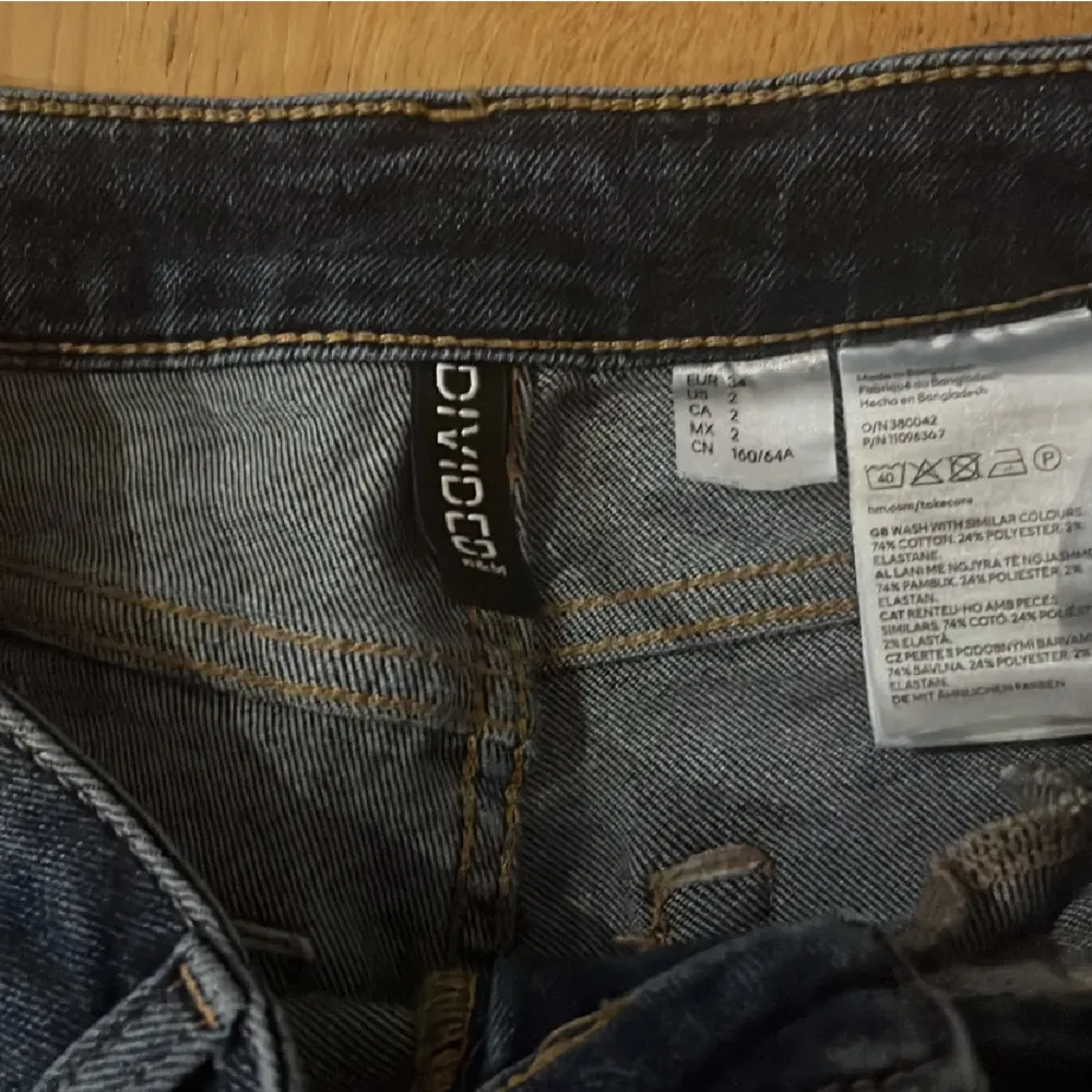 Säljer dessa skit snygga flare jeans från hm! De är mod wasted men lite korta på mig som är 175. Använda typ en gång så därför ny skick! Köpte de nya för 300 kr säljer nu för 130+ fri frakt idag! Pris går alltid att diskutera! Hör av dig om frågor❤️. Jeans & Byxor.