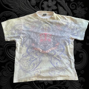 cropped y2k tshirt  - skitfet y2k croppad t-shirt med rhinestones! size ”XL” men sitter bra på M/L jag är 180 och den sitter bra beroende på hur man vill att den ska sitta. 