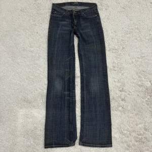 Lowrise o bootcut jeans, i perfekt skick 💕 Midjan är 74cm och innerbens är 78cm 🩶
