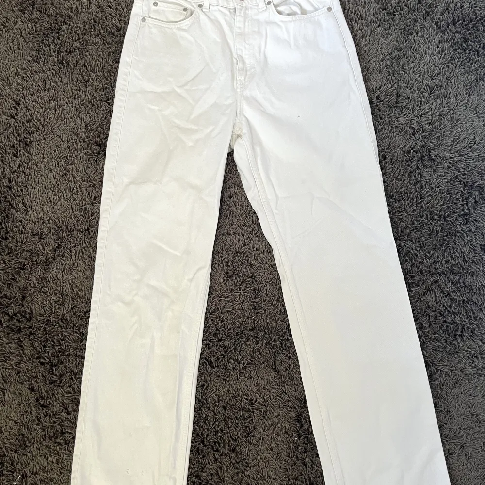 Säljer mina vita weekday jeans i modellen rowe! Jätte fina å har en bra längd :). Jeans & Byxor.