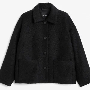 Kappa - Säljer min svarta kappa från monki, nypris 599kr. Superskön men är lite nopprig. Säljer pga att jag har för många jackor❤️ Köparen står för frakten!