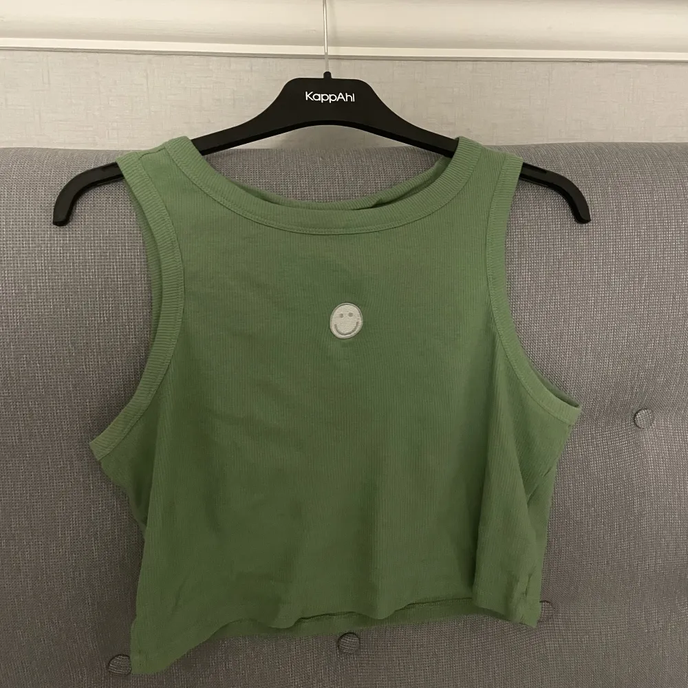 Crop top från Vero Moda som är använ fåtal gånger och är i bra skick! . Toppar.