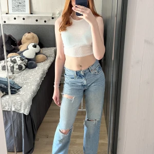 Jeans - Super sköna fina jeans ifrån Gina Tricot, straight modell med slitningar, säljer då jag inte använder de längre 